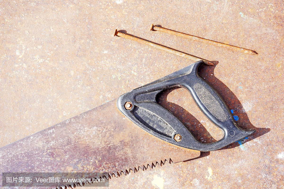 建築工(gōng)具:金屬桌子上的鋸子